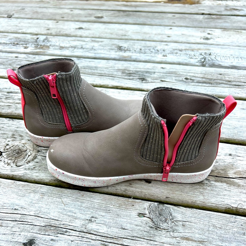 Girls Lands End size 4 sneaker boots.